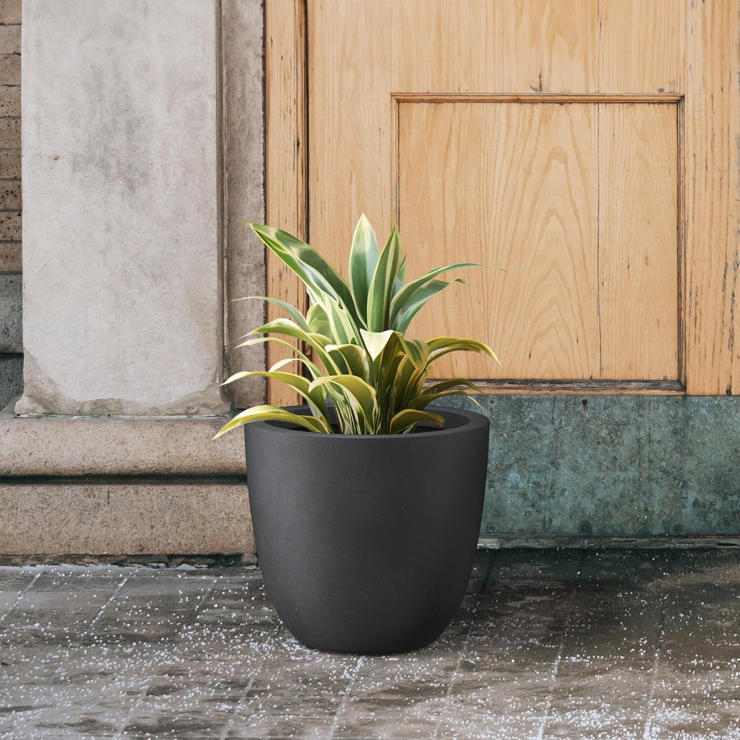 Elegant 14'' Concrete Plant Pot with Drainage for Modern Indoor & Outdoor Spaces