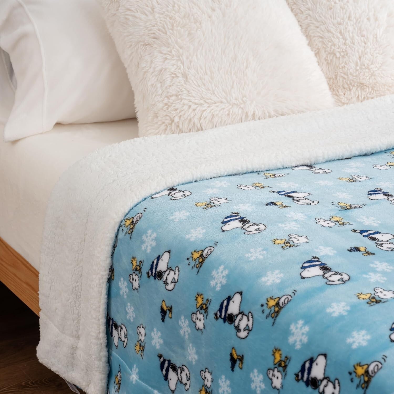 Heavyweight Snoopy & Woodstock Sherpa Blanket 90x90 - Cozy Travel Companion