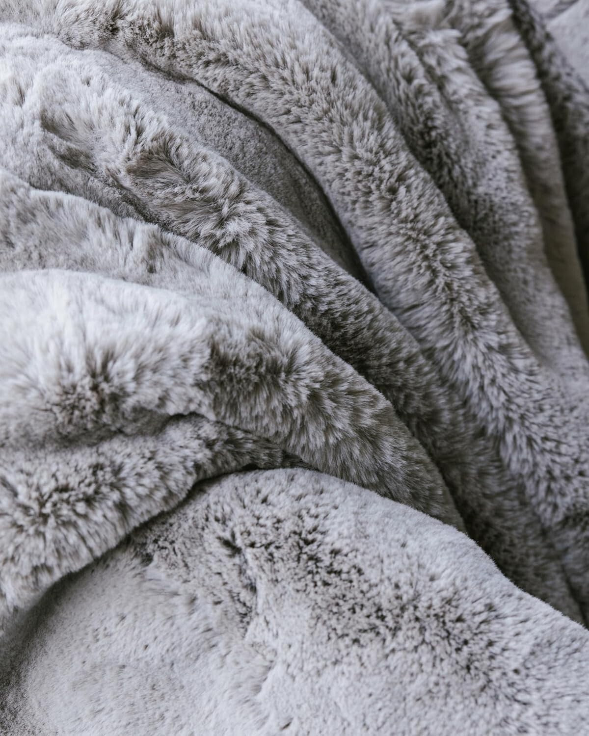 Dove Grey Faux Fur Cuddle Throw - Plush & Cozy 60" x 50" for Ultimate Relaxation