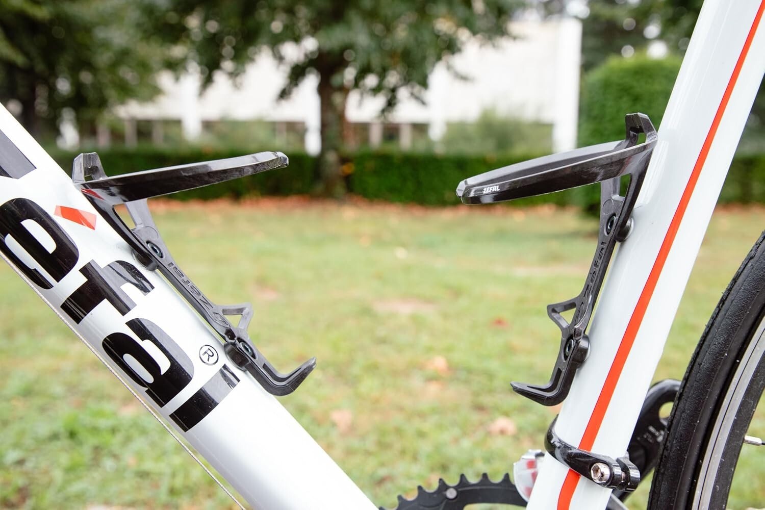 Carbon Fiber Bottle Cage in Sleek Black - Easy Insert & Removal for Cyclists