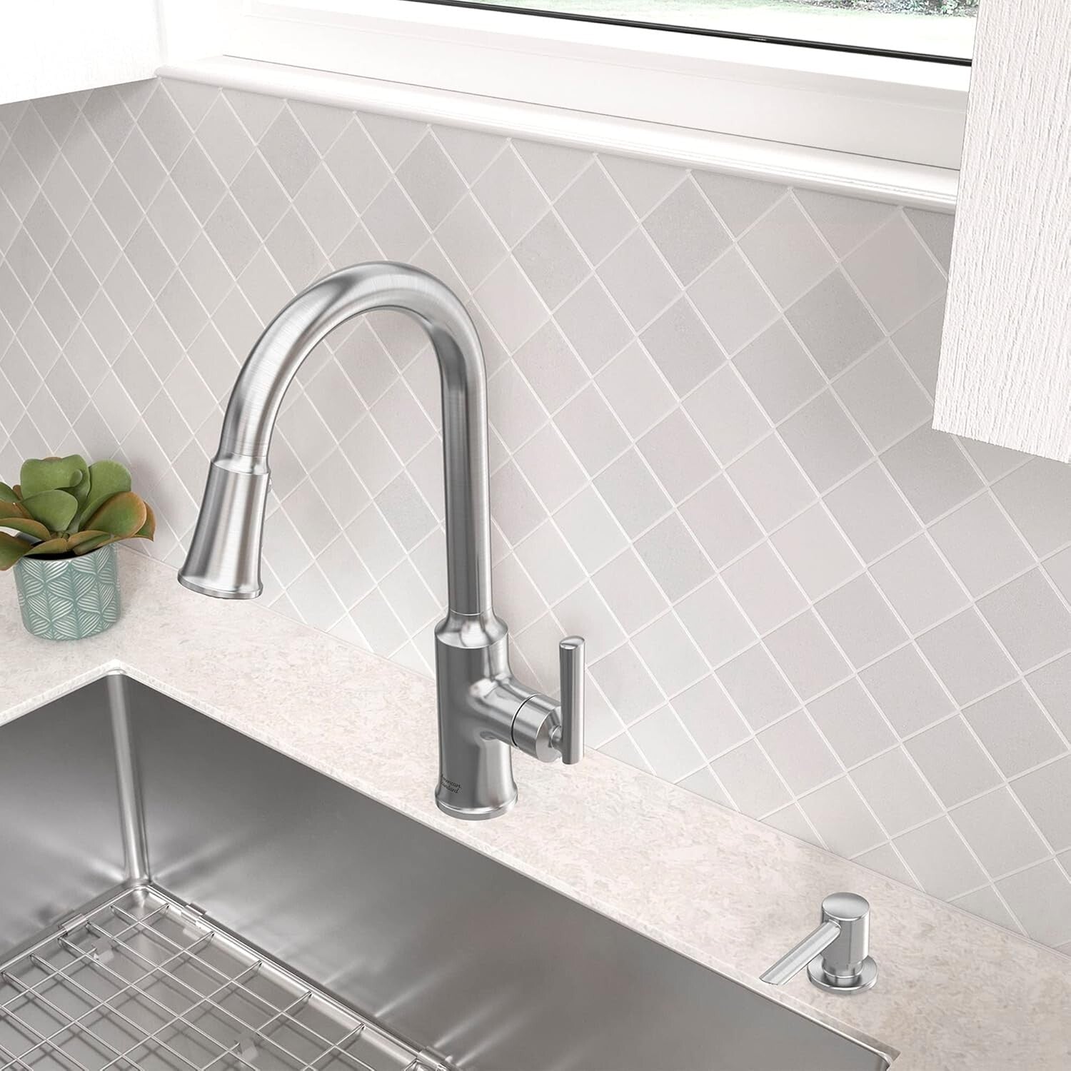 Durable 1-Hole Kitchen Faucet with Retractable Sprayer - Elegant Stainless Steel