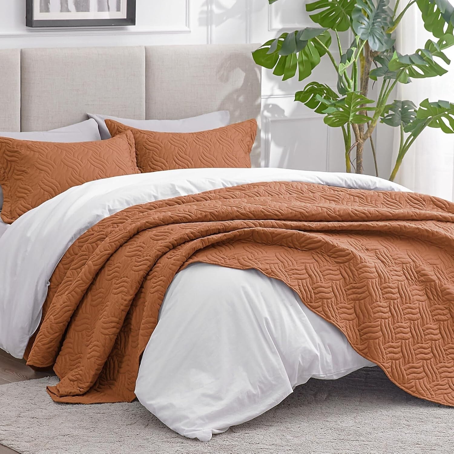 Durable Wave Pattern King Quilt and Pillow Shams - Perfect for Year-Round Use
