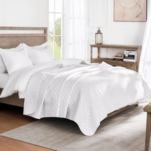 Load image into Gallery viewer, Luxurious All-Season California King Quilt Set with Reversible Design and Shams