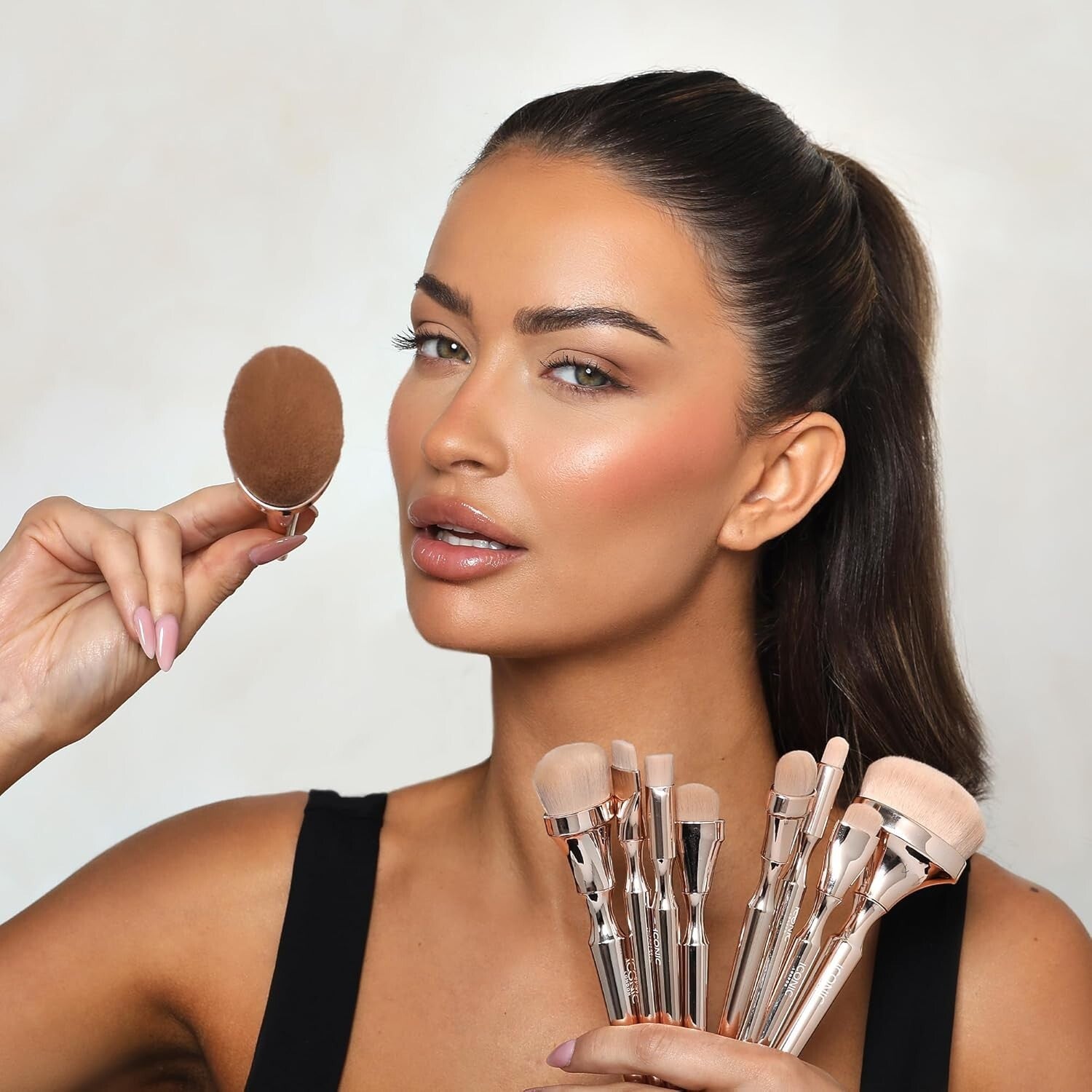 Stylish Luxury Makeup Brush Designed for Effortless Application - Gold Finish