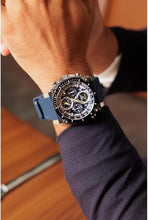 Load image into Gallery viewer, Stylish Men's Quartz Chronograph Watch - Luminescent Hands &amp; Carbon Fiber Dial