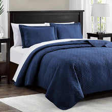 Load image into Gallery viewer, 3-Piece King Size Wave Pattern Quilt Set - Soft &amp; Durable Bedspread for Families