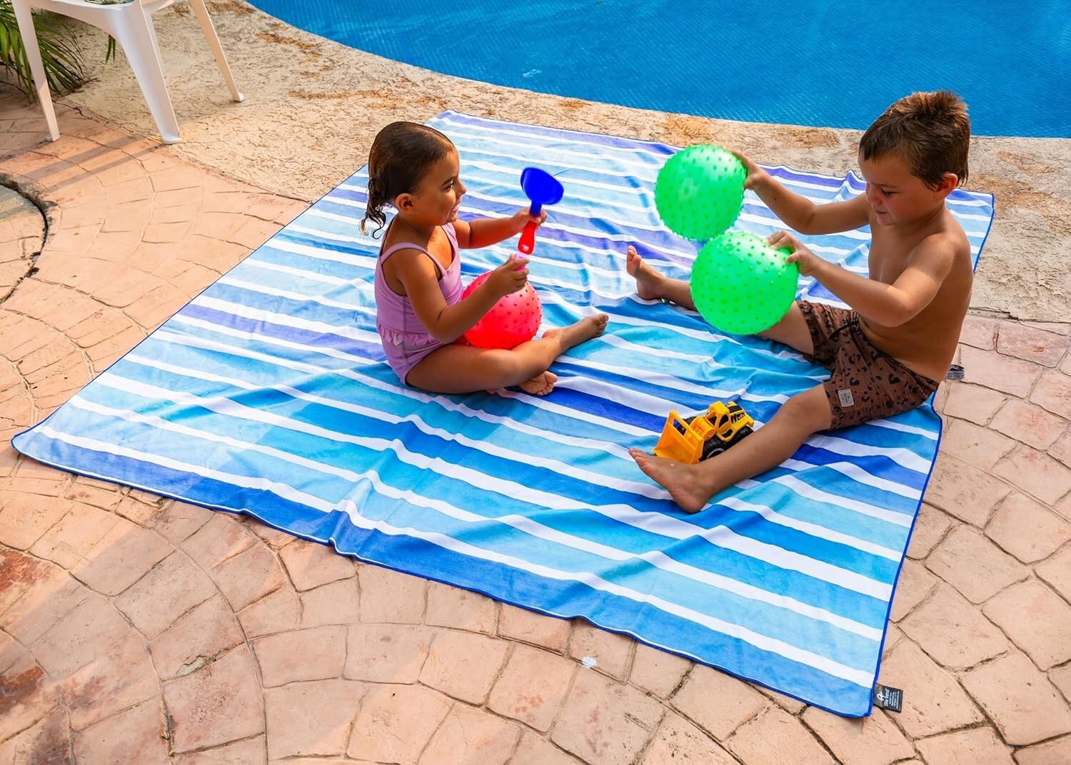 Compact and Lightweight Microfiber Beach Towel 72x72 – Ideal for Family Trips
