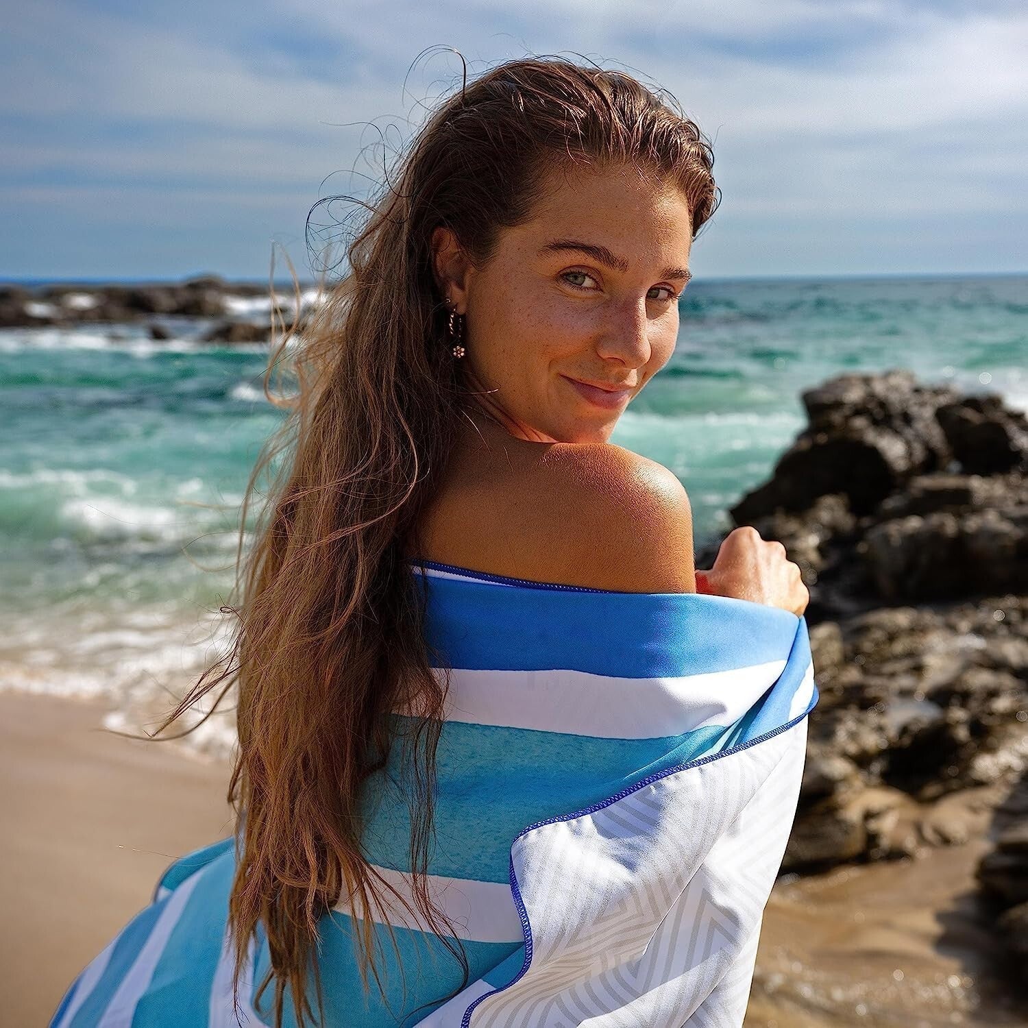 Compact and Lightweight Microfiber Beach Towel 72x72 – Ideal for Family Trips