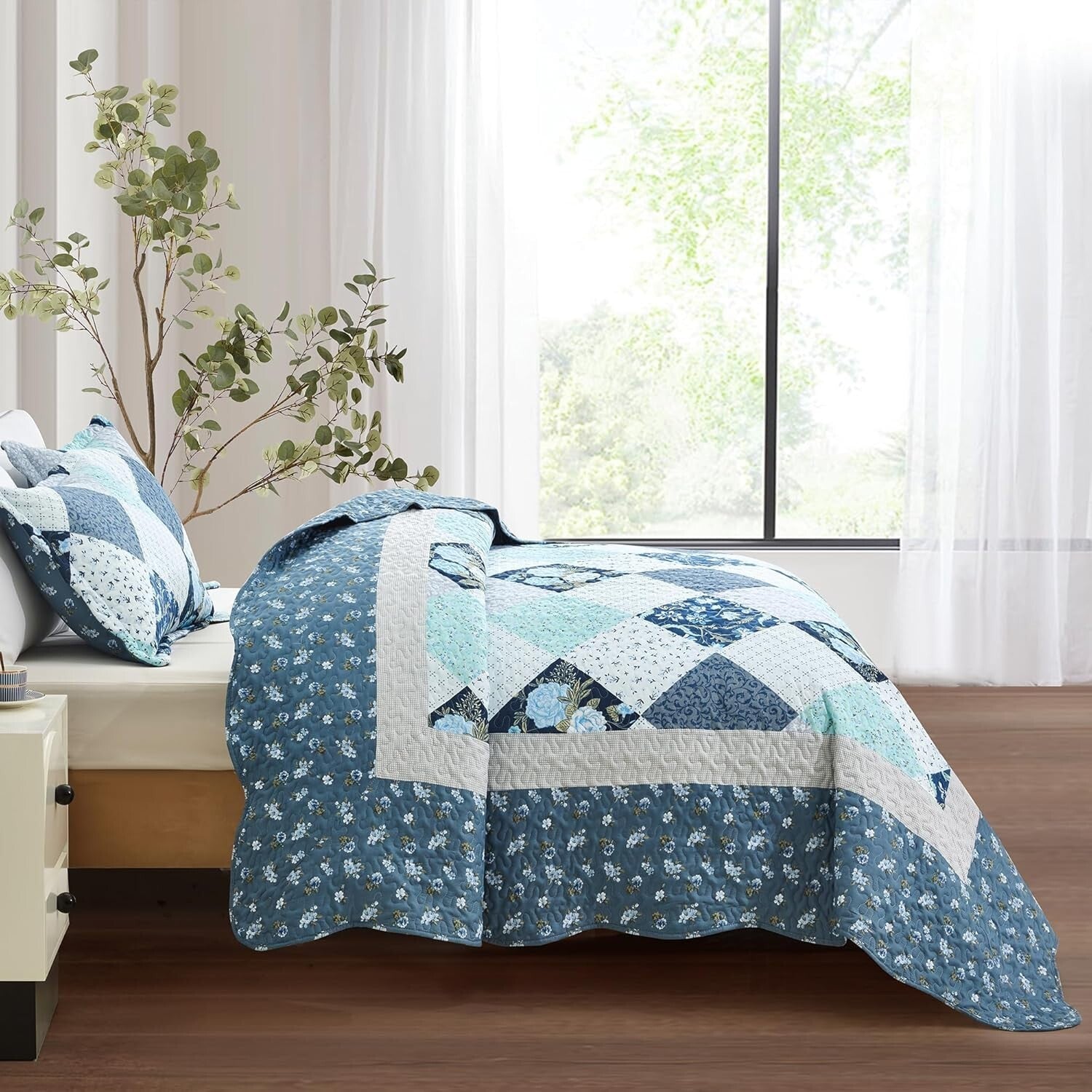 Luxury King Size Quilt Set - Lightweight Floral Bedspread with Scalloped Edge