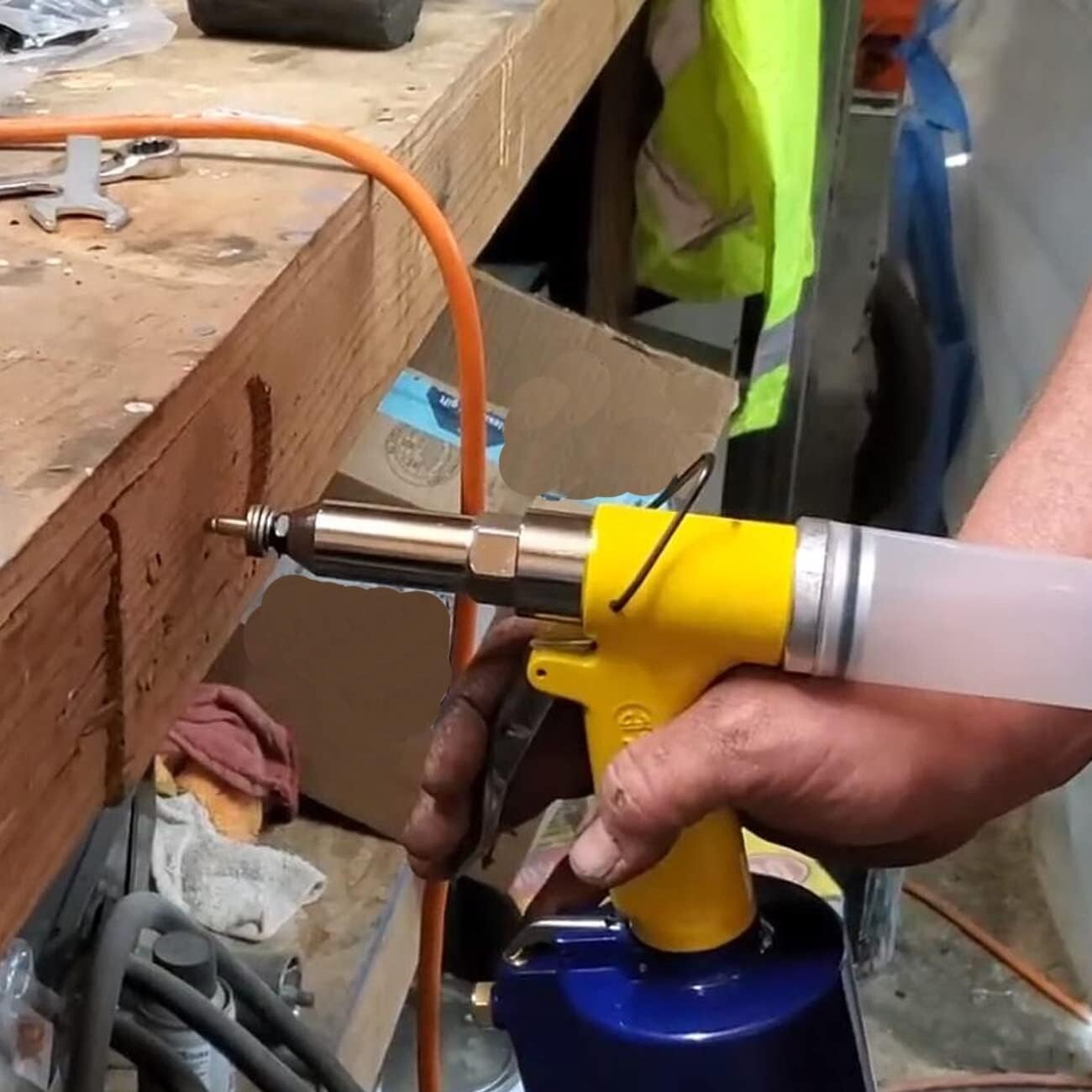 Efficient Pneumatic Riveting Gun with Quick Release Valve & Steel Teeth Design