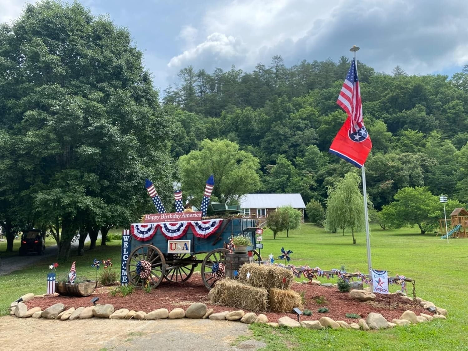 Energy Efficient Solar Flag Pole Light - 10000 mAh Battery, Auto On/Off Feature