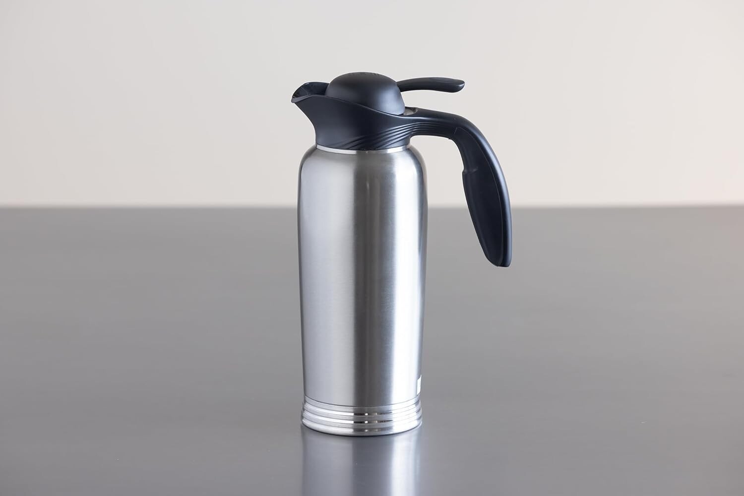 Elegant 1L Insulated Stainless Steel Creamer with ID Socks - Precision Pouring