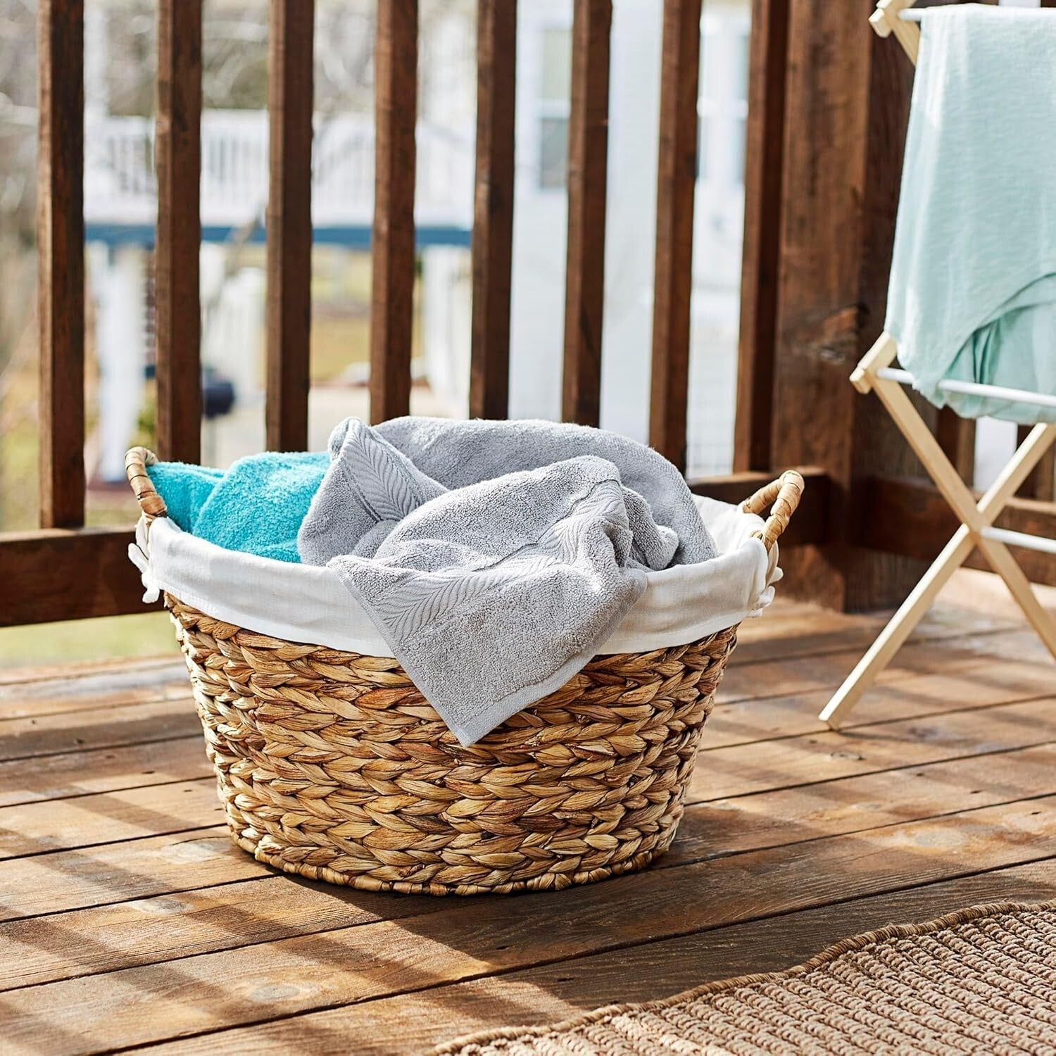Elegant Large Round Wicker Laundry Basket with Liner, Natural Water Hyacinth