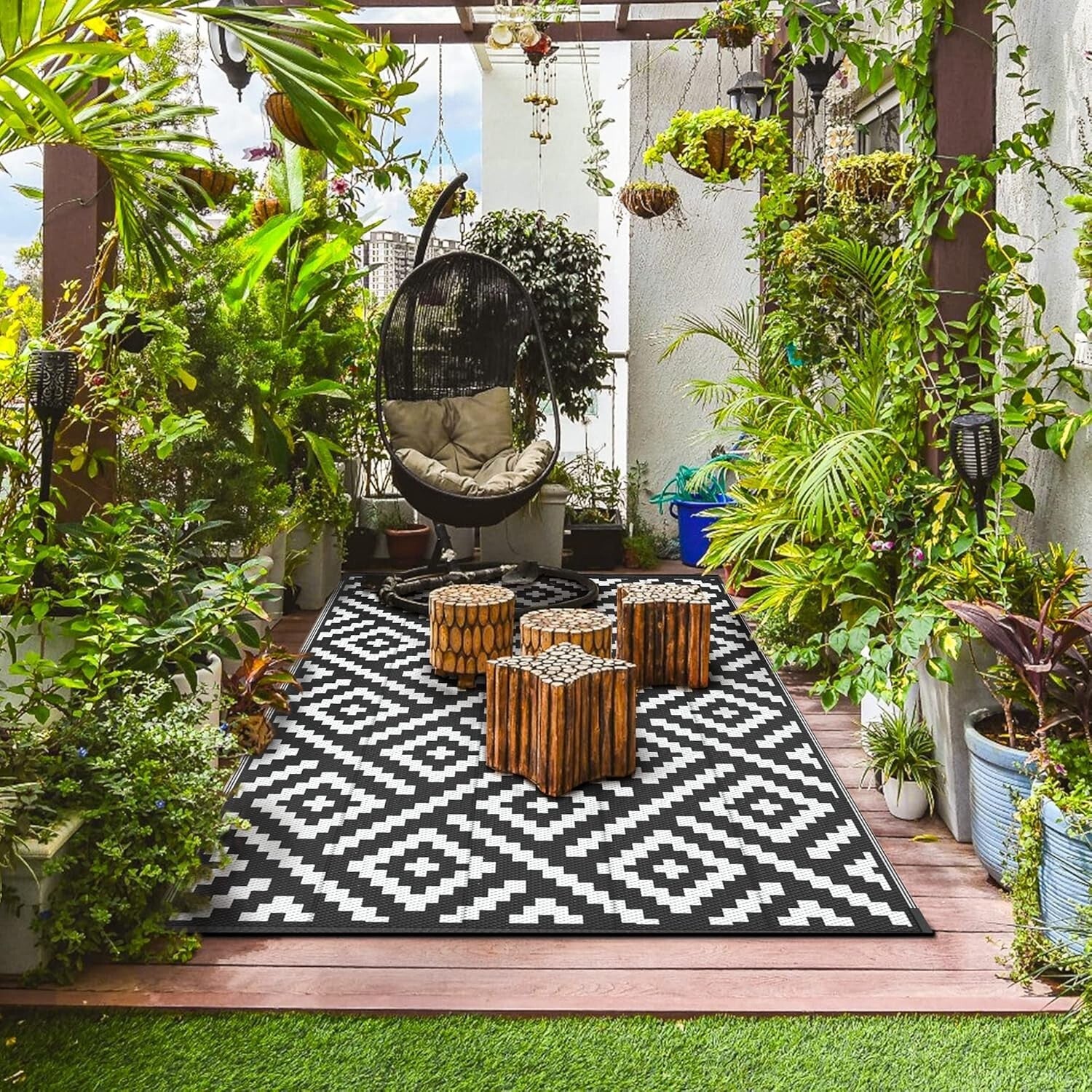Black & White Geometric 5x8 Outdoor Area Rug - Durable Waterproof Solution