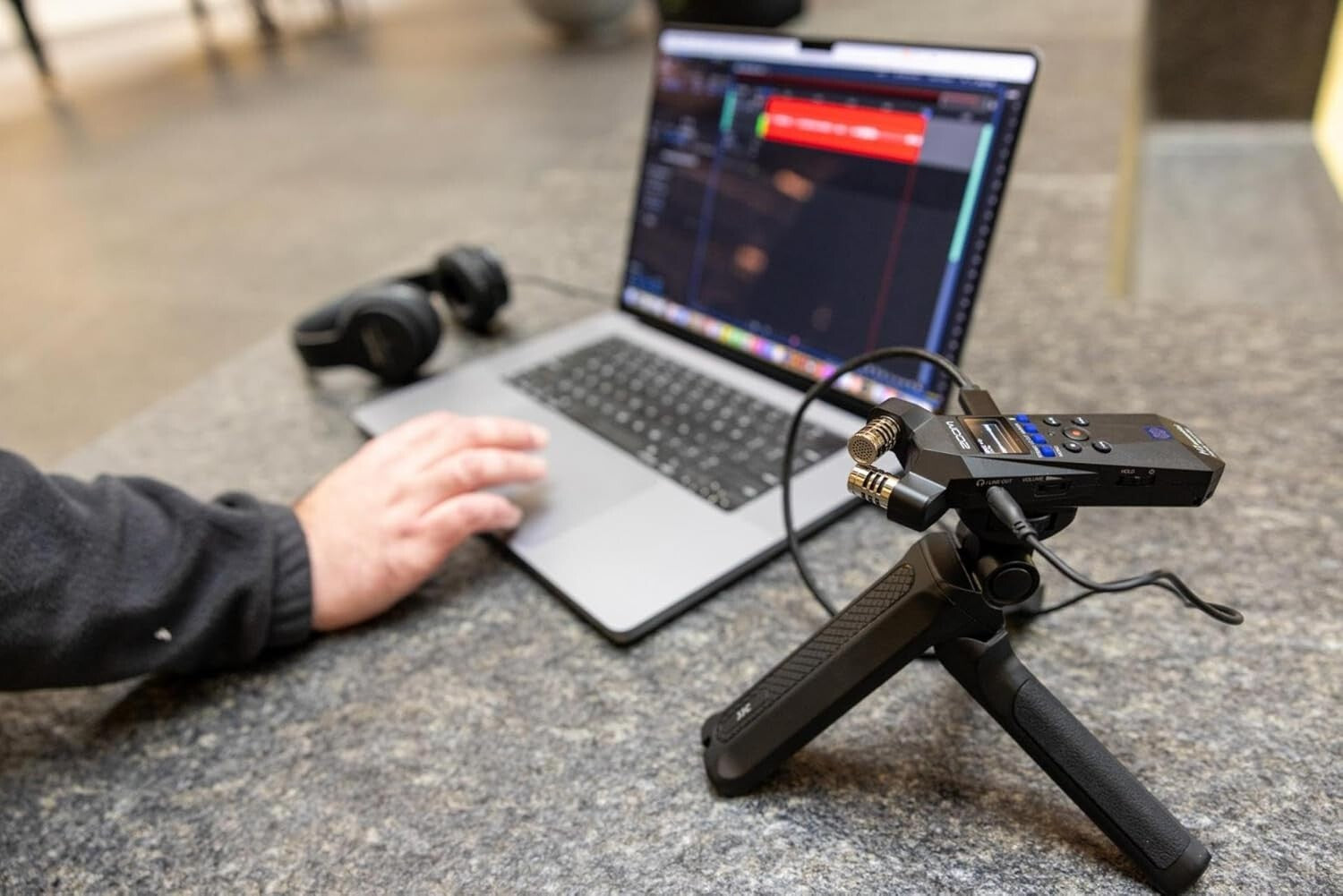 Versatile Stereo Handy Recorder with 32-Bit Float & Audio Guidance for All Users