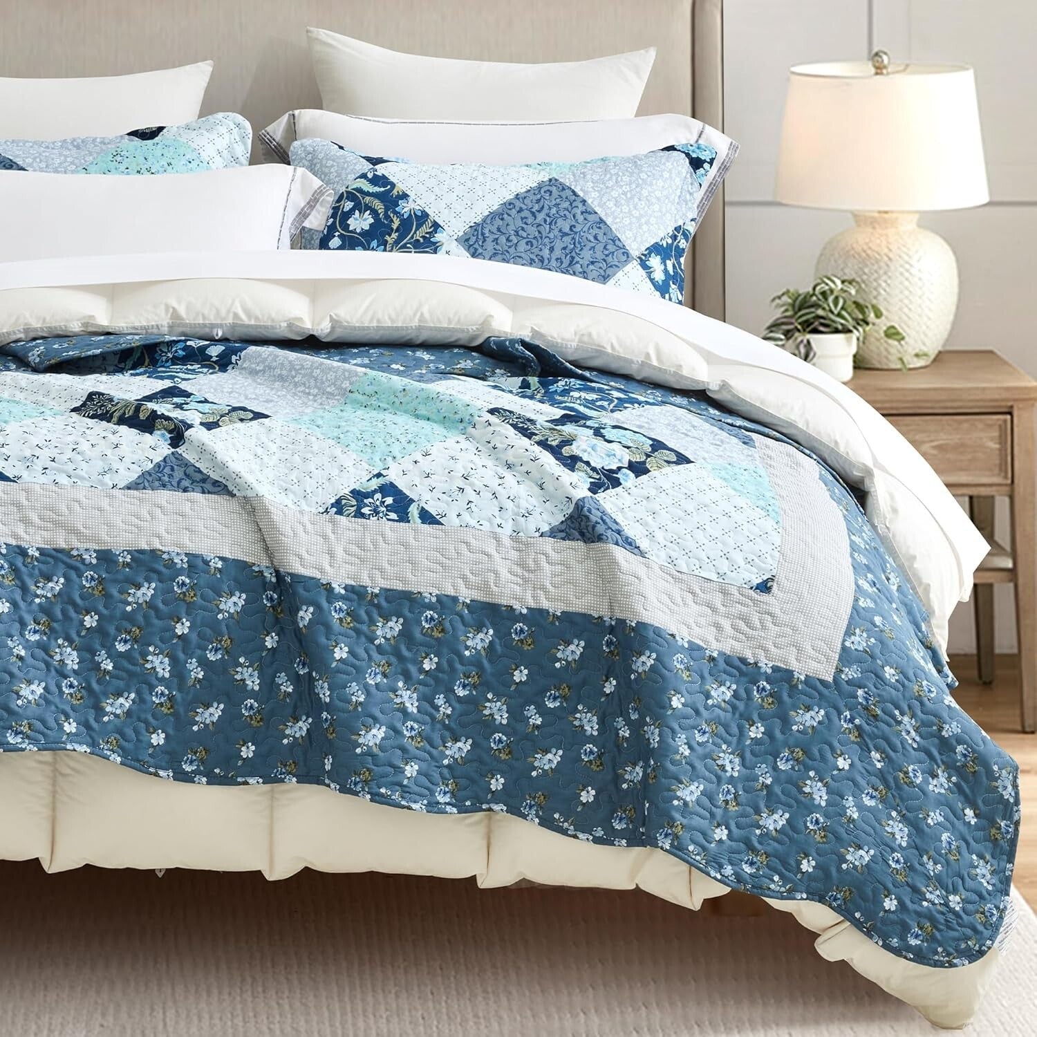 Luxury King Size Quilt Set - Lightweight Floral Bedspread with Scalloped Edge