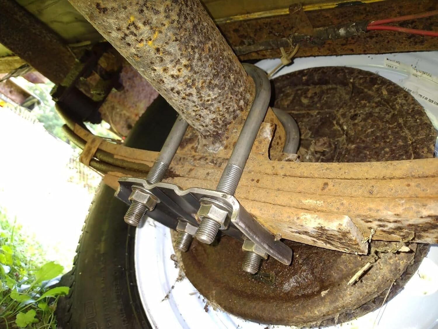 5-1/2" U Bolt Kit with Hex Nuts for 3,500 lb Round Axles, Secure & Reliable