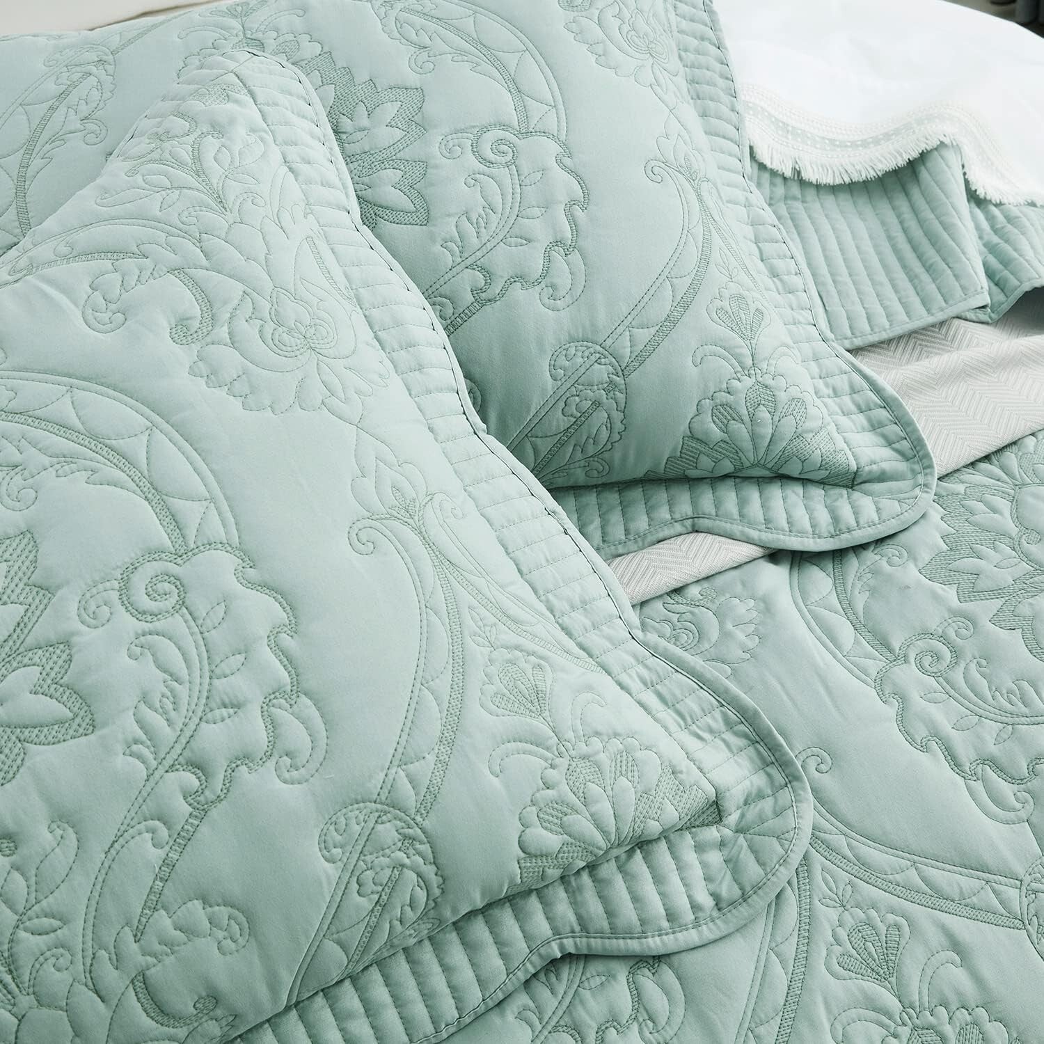 Elegant Lightweight King Bedspread Set with 4 Pieces - Stunning Paisley Design