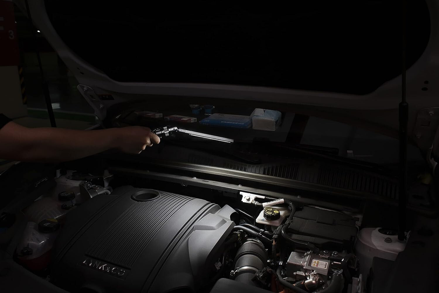 Rechargeable 1200 Lumen Magnetic Flashlight with Rotatable Head for Mechanics