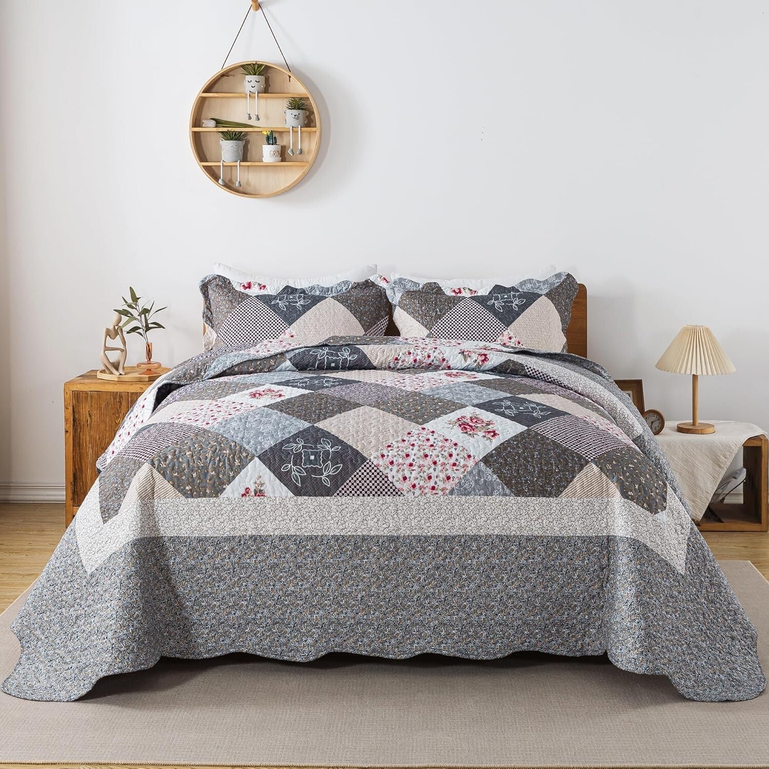 Lightweight King Quilt Set with Romantic Floral Pattern - Easy Care & Versatile