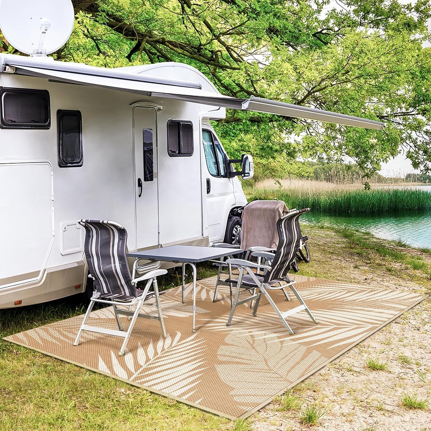 Durable Outdoor Rug with Palm Leaf Design - Ideal for Deck, Porch, and Beach