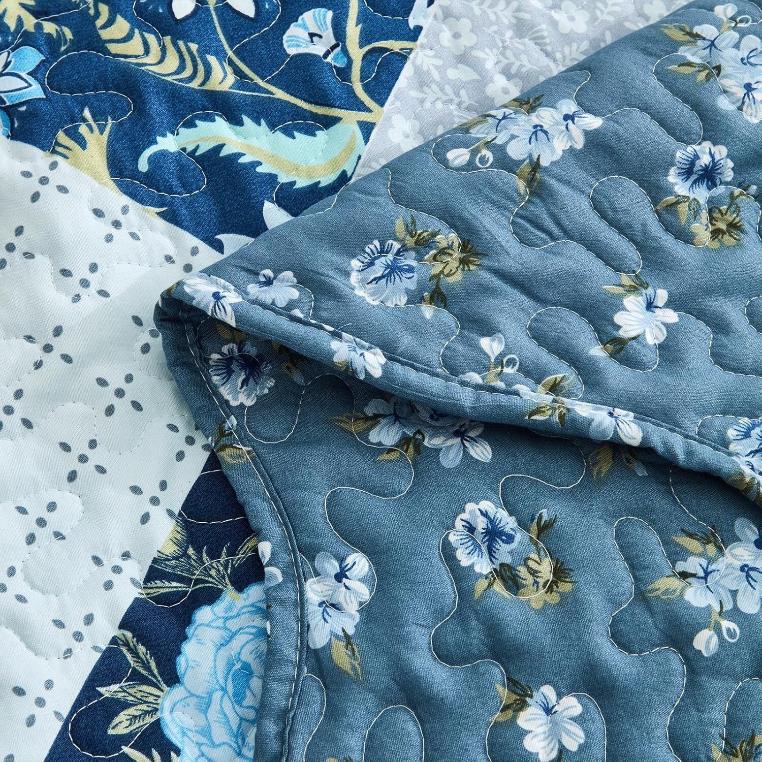 Luxury King Size Quilt Set - Lightweight Floral Bedspread with Scalloped Edge