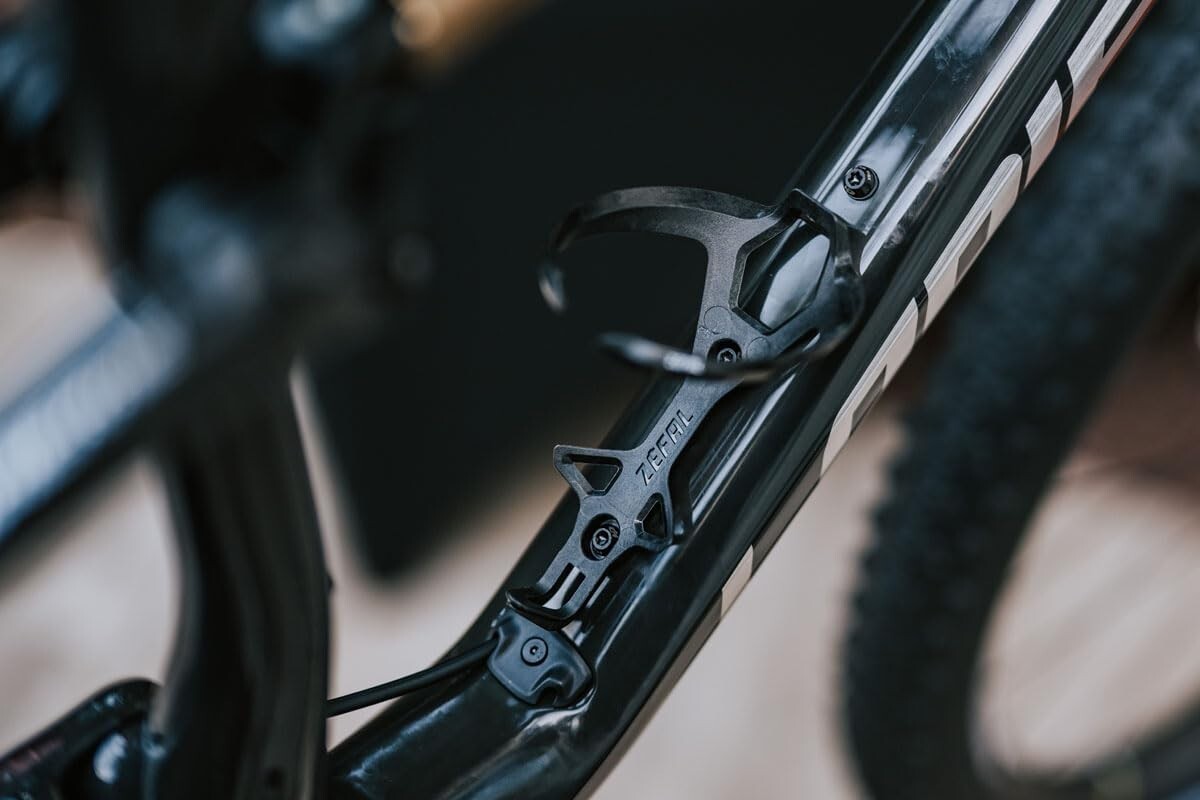 Carbon Fiber Bottle Cage in Sleek Black - Easy Insert & Removal for Cyclists