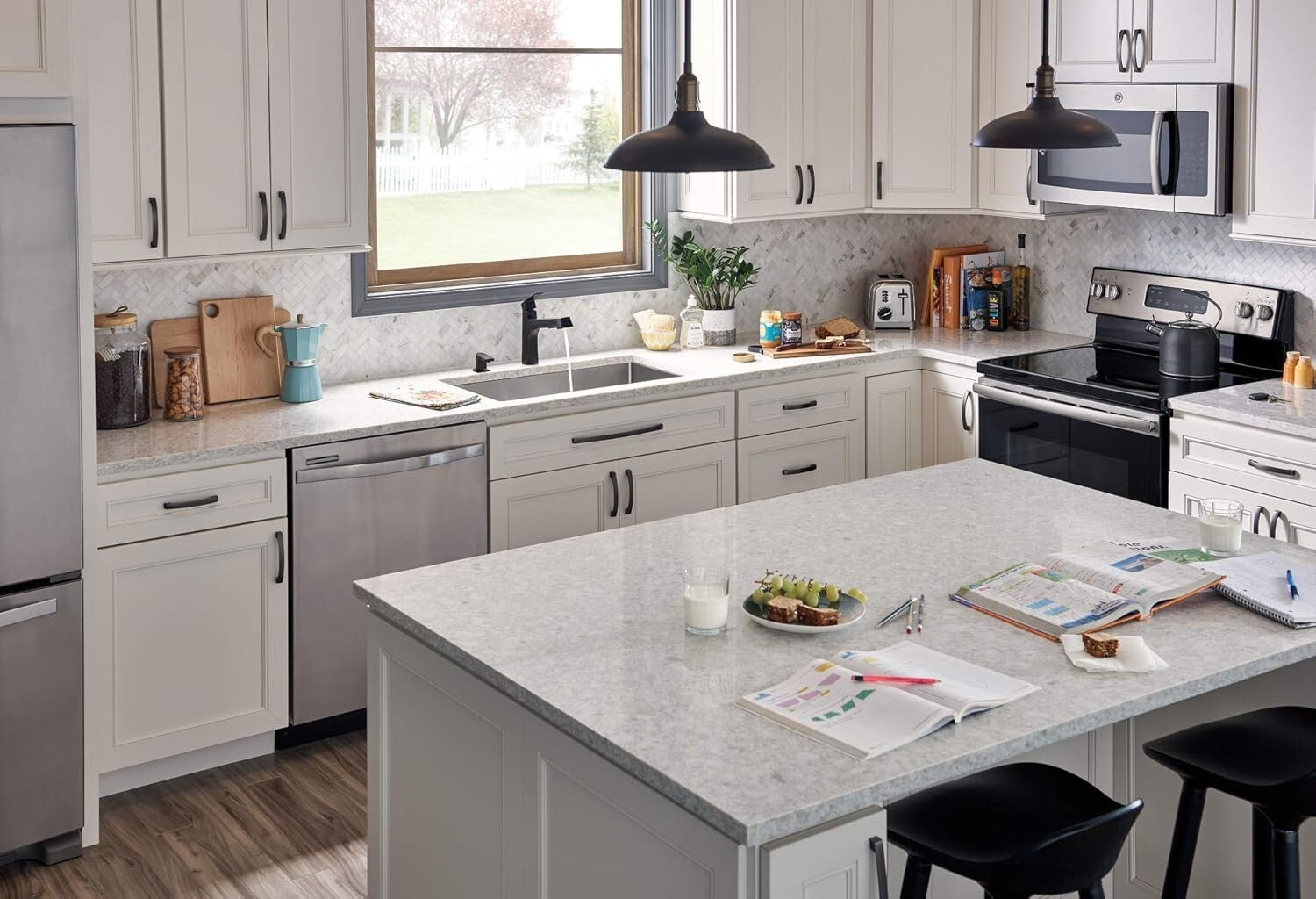 Single Handle Deck Mount Kitchen Faucet - Pull-Out Sprayer in Black