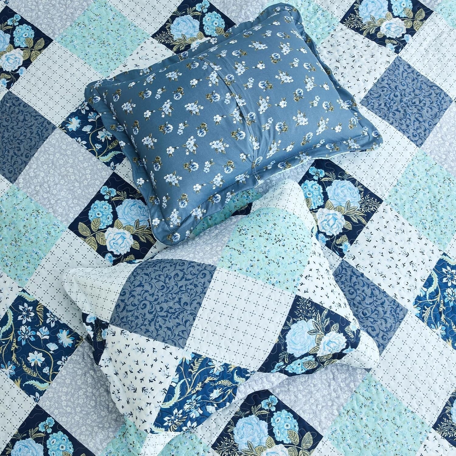 Luxury King Size Quilt Set - Lightweight Floral Bedspread with Scalloped Edge