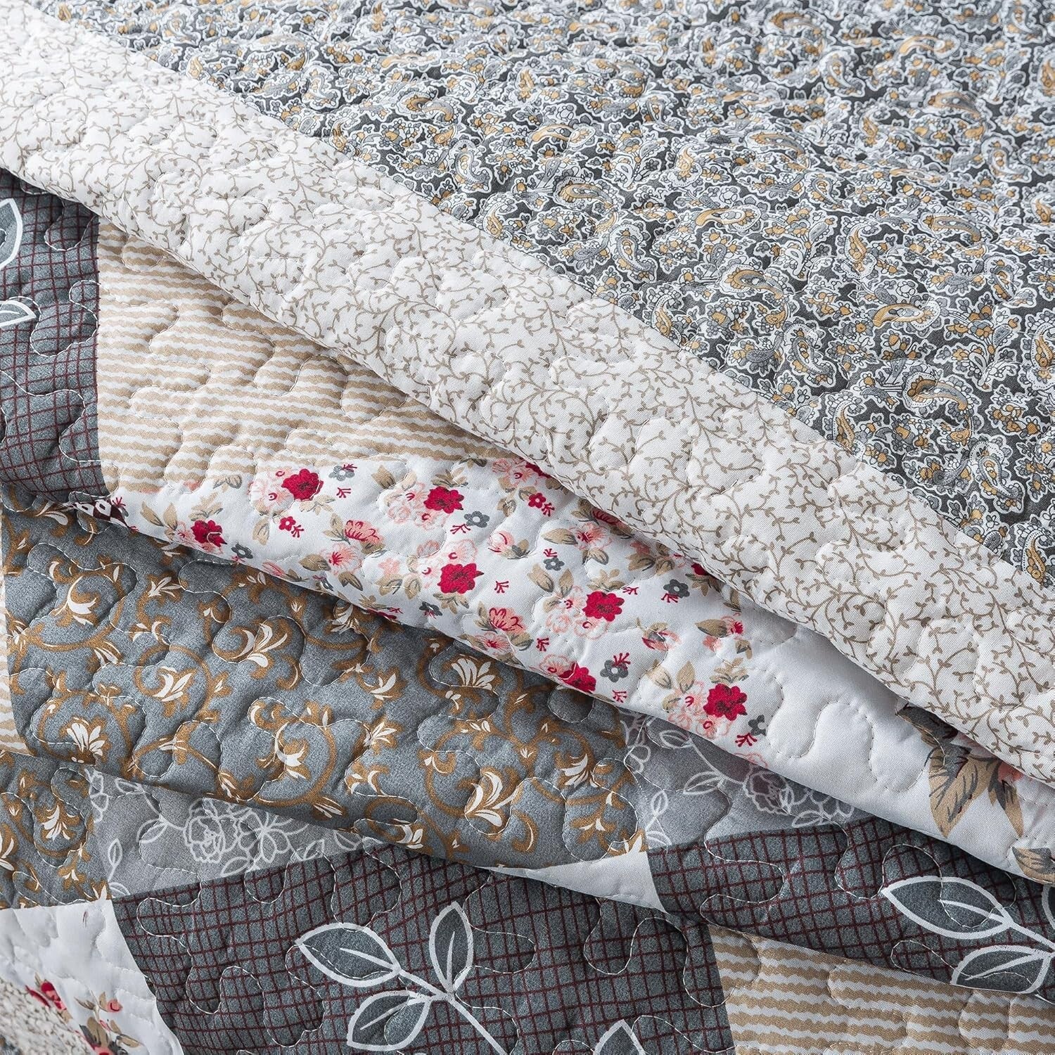 Lightweight King Quilt Set with Romantic Floral Pattern - Easy Care & Versatile