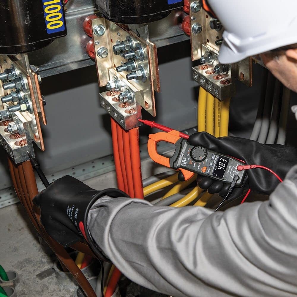 Versatile AC/DC Digital Clamp Meter with Auto-Ranging and True RMS Technology