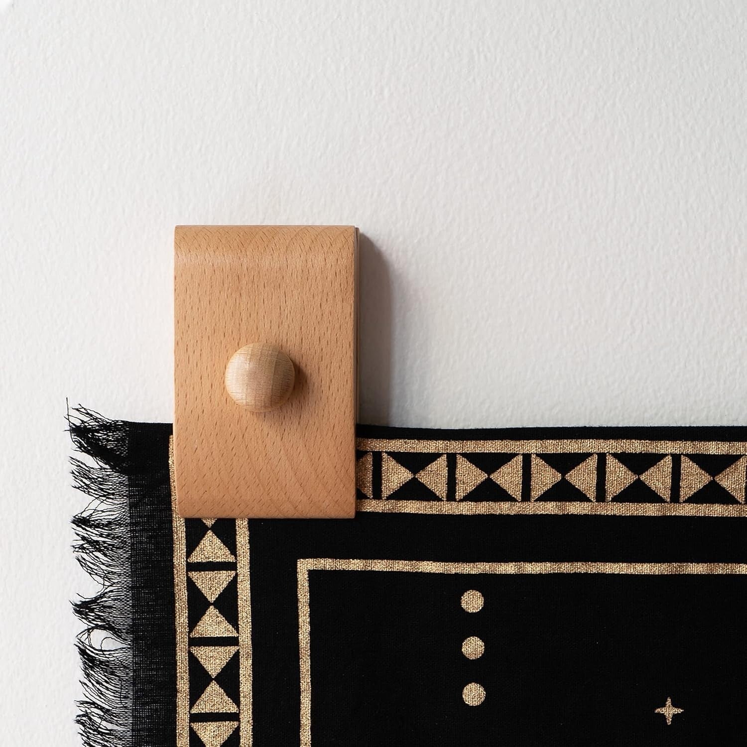 Versatile Quilt Hangers with 4 Clips for Beautiful Tapestry Displays