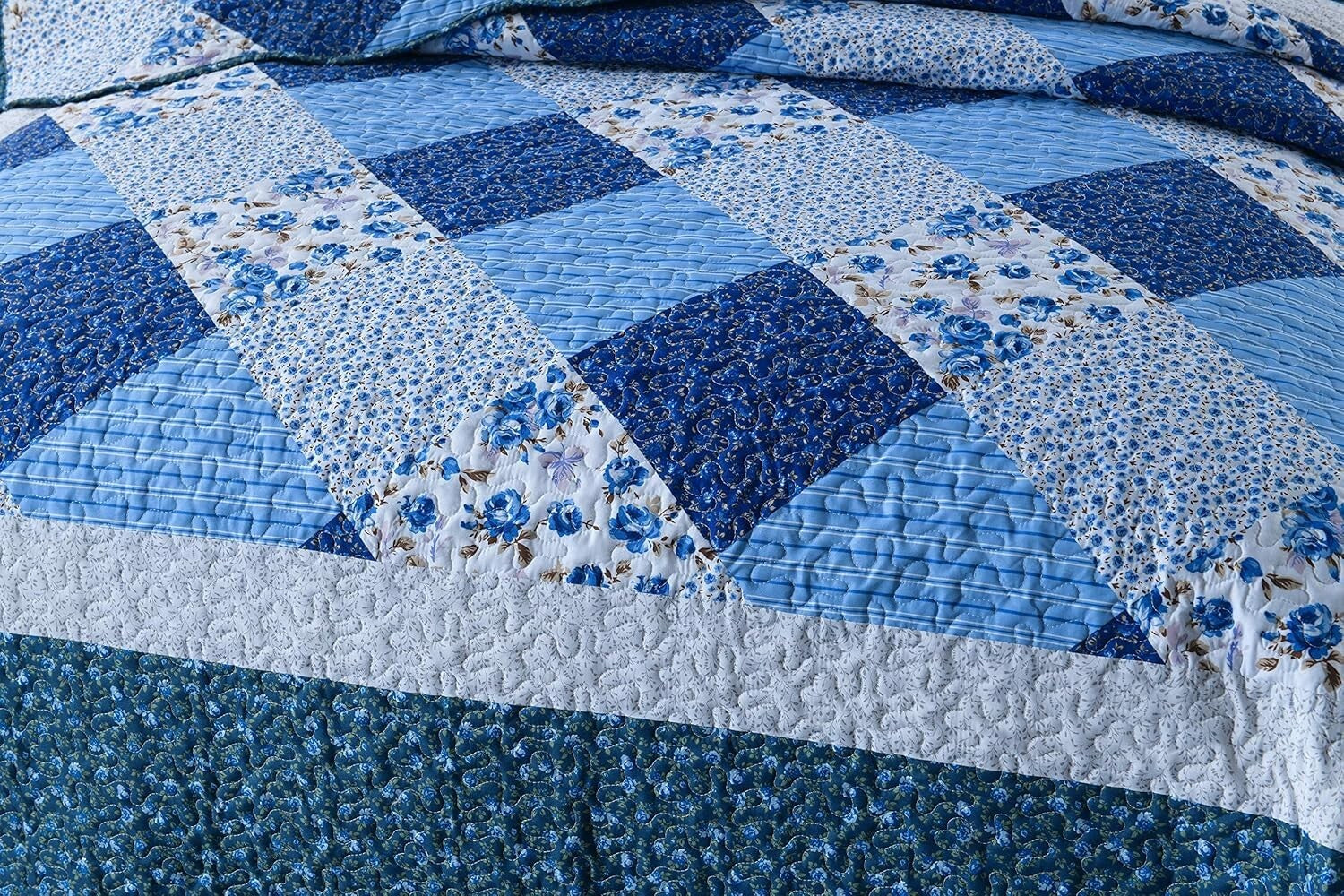 Lightweight Microfiber 3-Piece King Quilt Set with Floral Patchwork and Shams