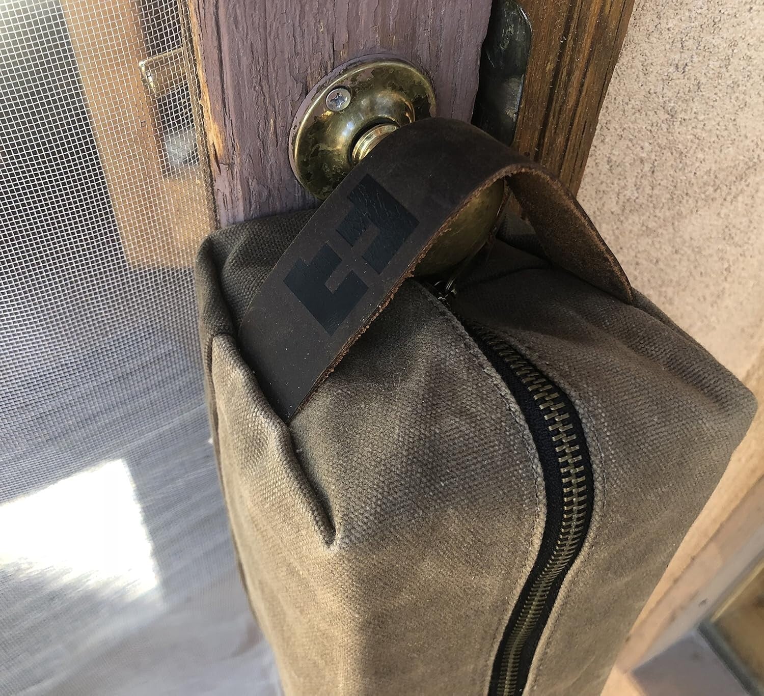 Versatile Unisex Waxed Canvas Dopp Kit with Leather Handle for All Essentials