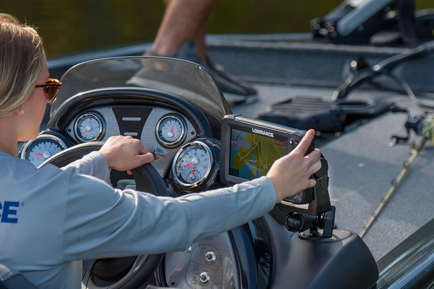 7" Fish Finder with FishReveal & Autotuning Sonar - Perfect for Every Angler