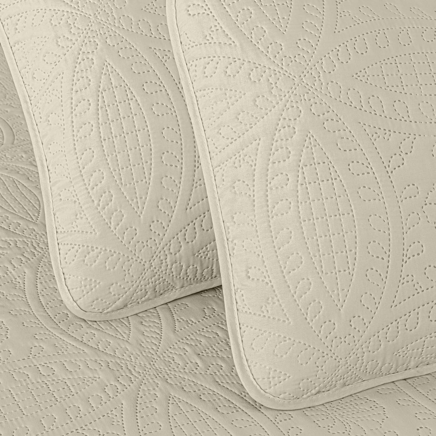Elegant 3-Piece Ivory King Coverlet with Medallion Pattern - Year-Round Comfort