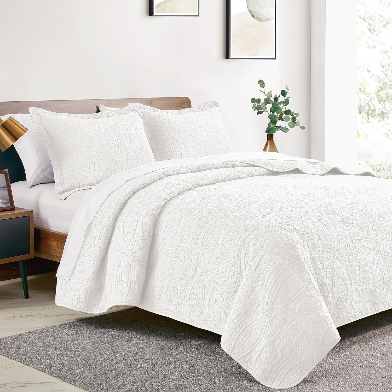 Elegant California King Coin Pattern Quilt Set - 3 Pieces for Year-Round Comfort