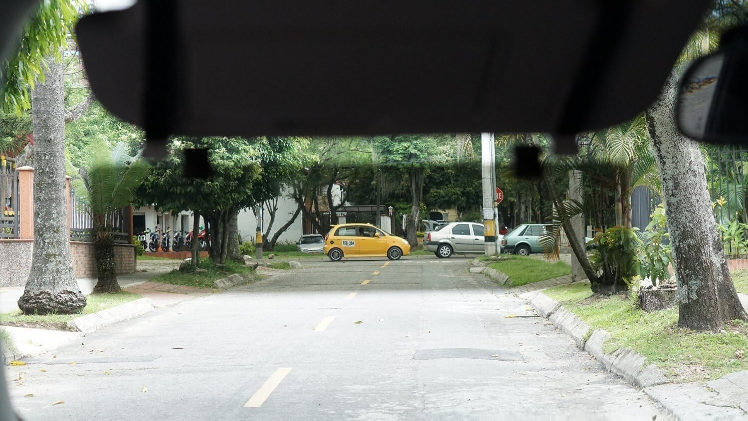 Durable Hook-and-Loop Car Sun Visor Extender with Polarized Lens for UV Defense