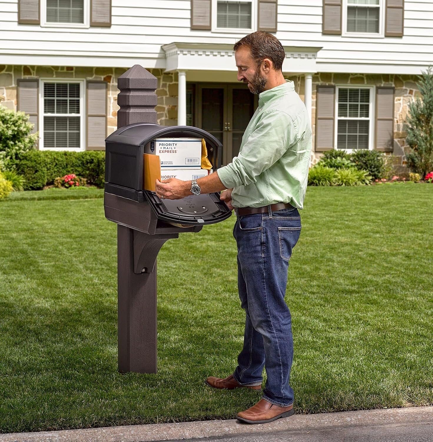 Lakewood Extra Large Mailbox: Weather-Resistant, Easy Install, Secure Closure