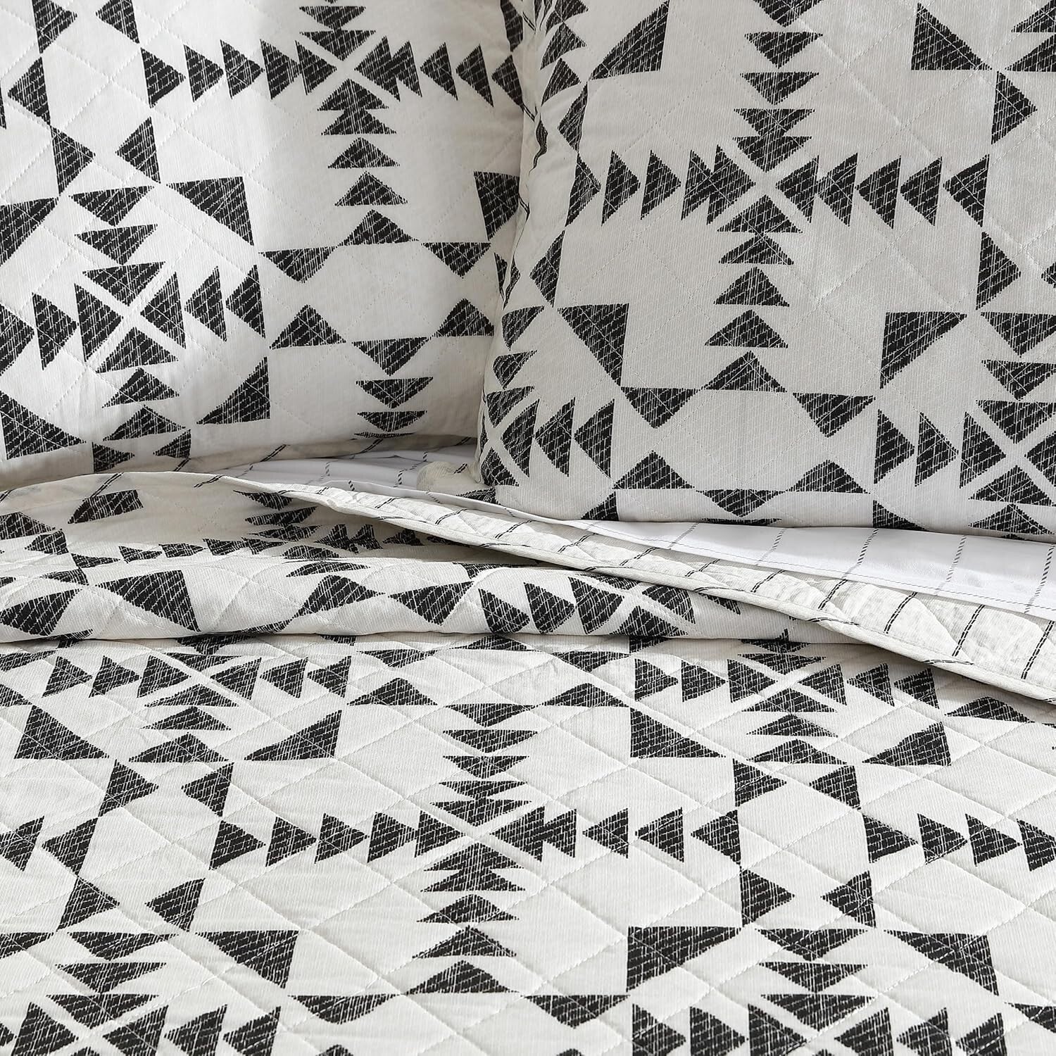 Stylish Arrowhead Charcoal King Quilt with Two Shams - Breathable Cotton Comfort