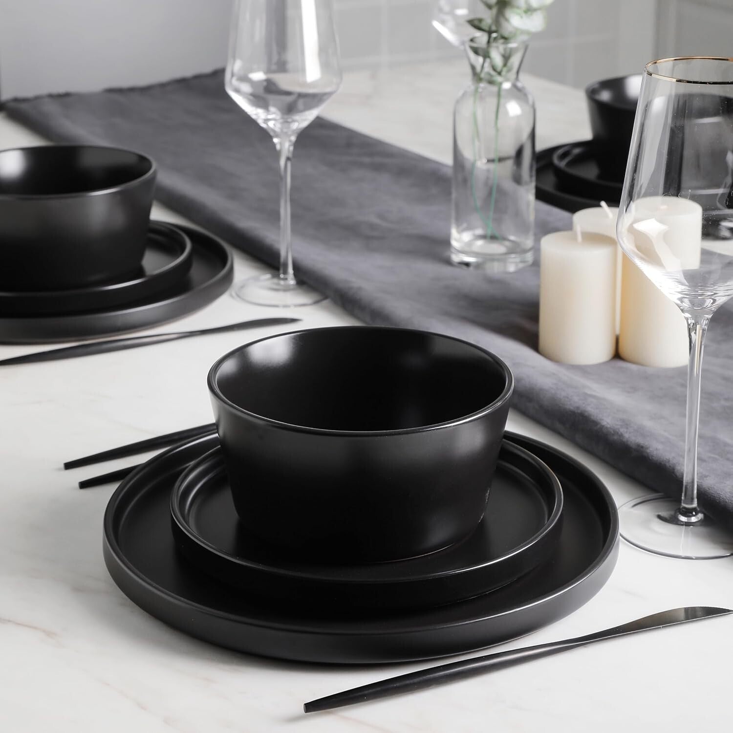 Chic 16-Piece Black Matte Dinnerware Set with Ergonomic Mugs - Durable Stoneware