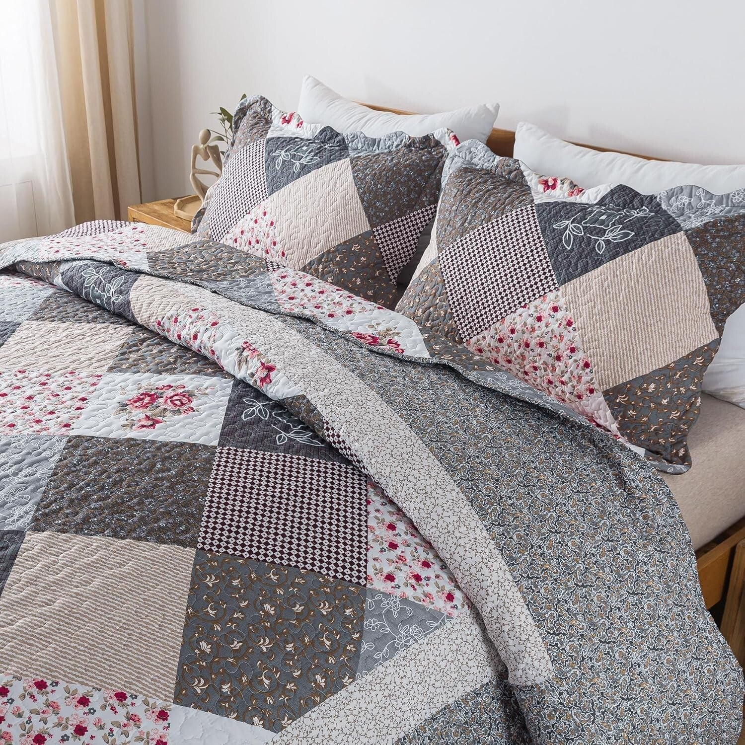 Lightweight King Quilt Set with Romantic Floral Pattern - Easy Care & Versatile