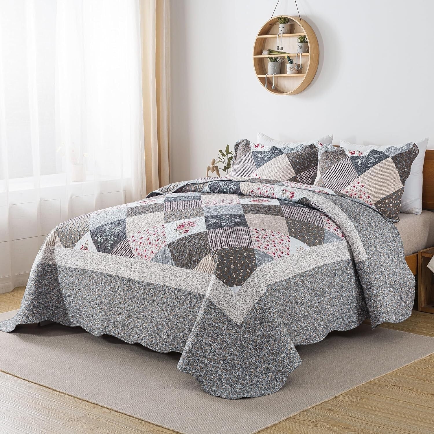 Lightweight King Quilt Set with Romantic Floral Pattern - Easy Care & Versatile