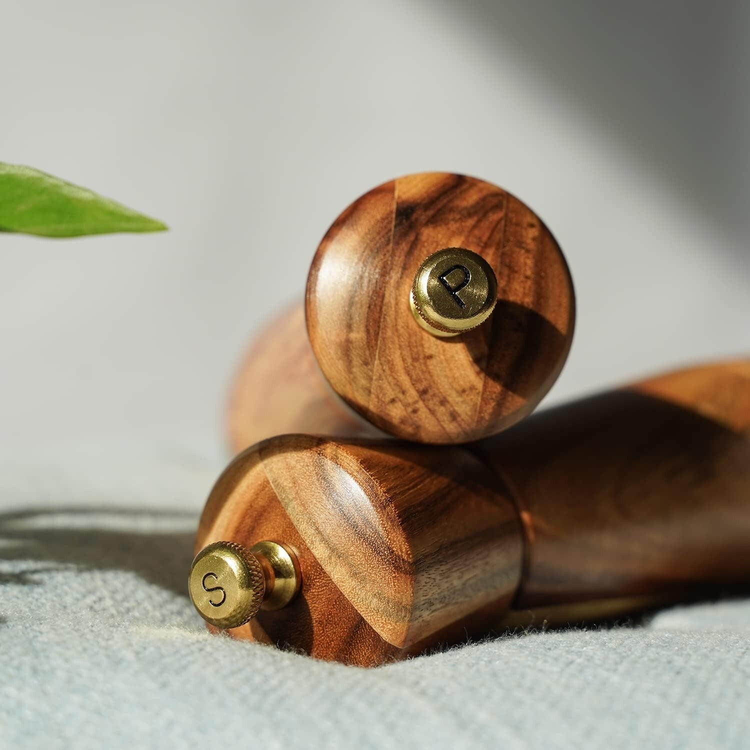 Elegant Salt & Pepper Mill Set with Tray - Adjustable Acacia Wood Grinders