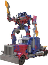 Load image into Gallery viewer, Transformers Studio Series 05 Voyager Class Optimus Prime with Backdrop Display