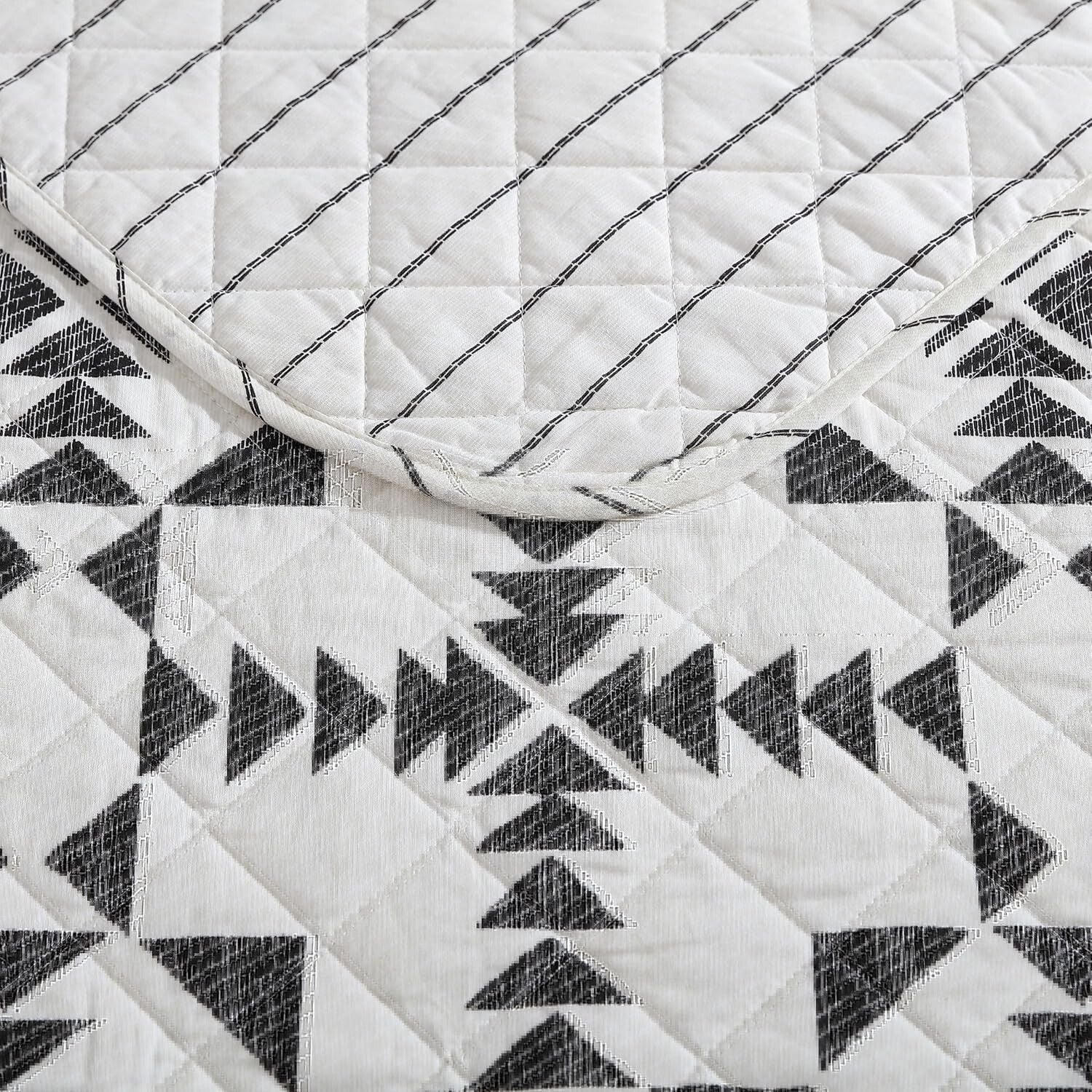 Stylish Arrowhead Charcoal King Quilt with Two Shams - Breathable Cotton Comfort