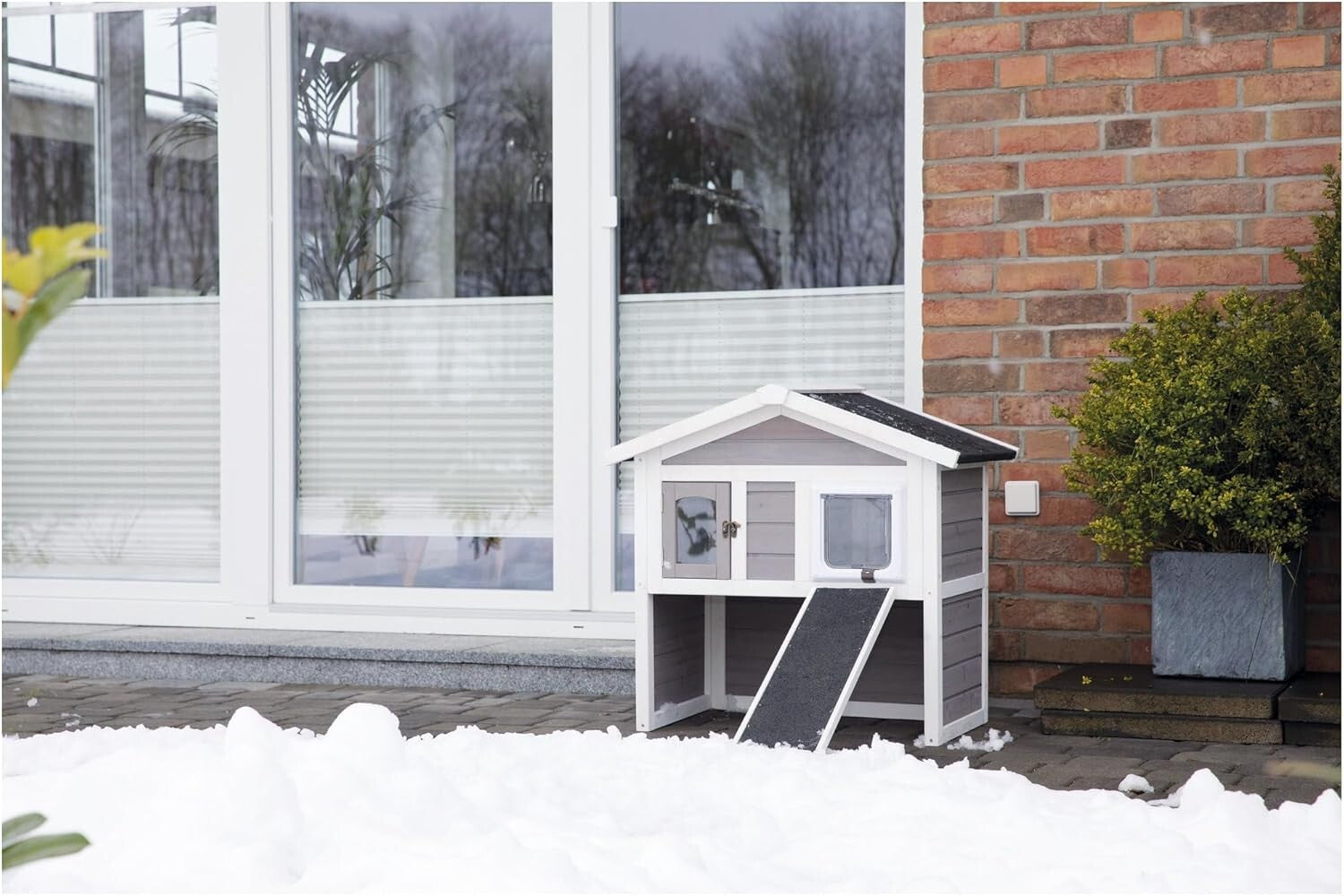 Durable Outdoor Cat House with Escape Door - Insulated, Easy Assembly, and Safe