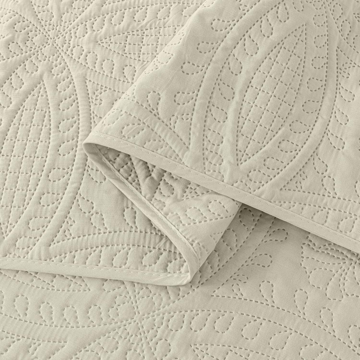 Elegant 3-Piece Ivory King Coverlet with Medallion Pattern - Year-Round Comfort